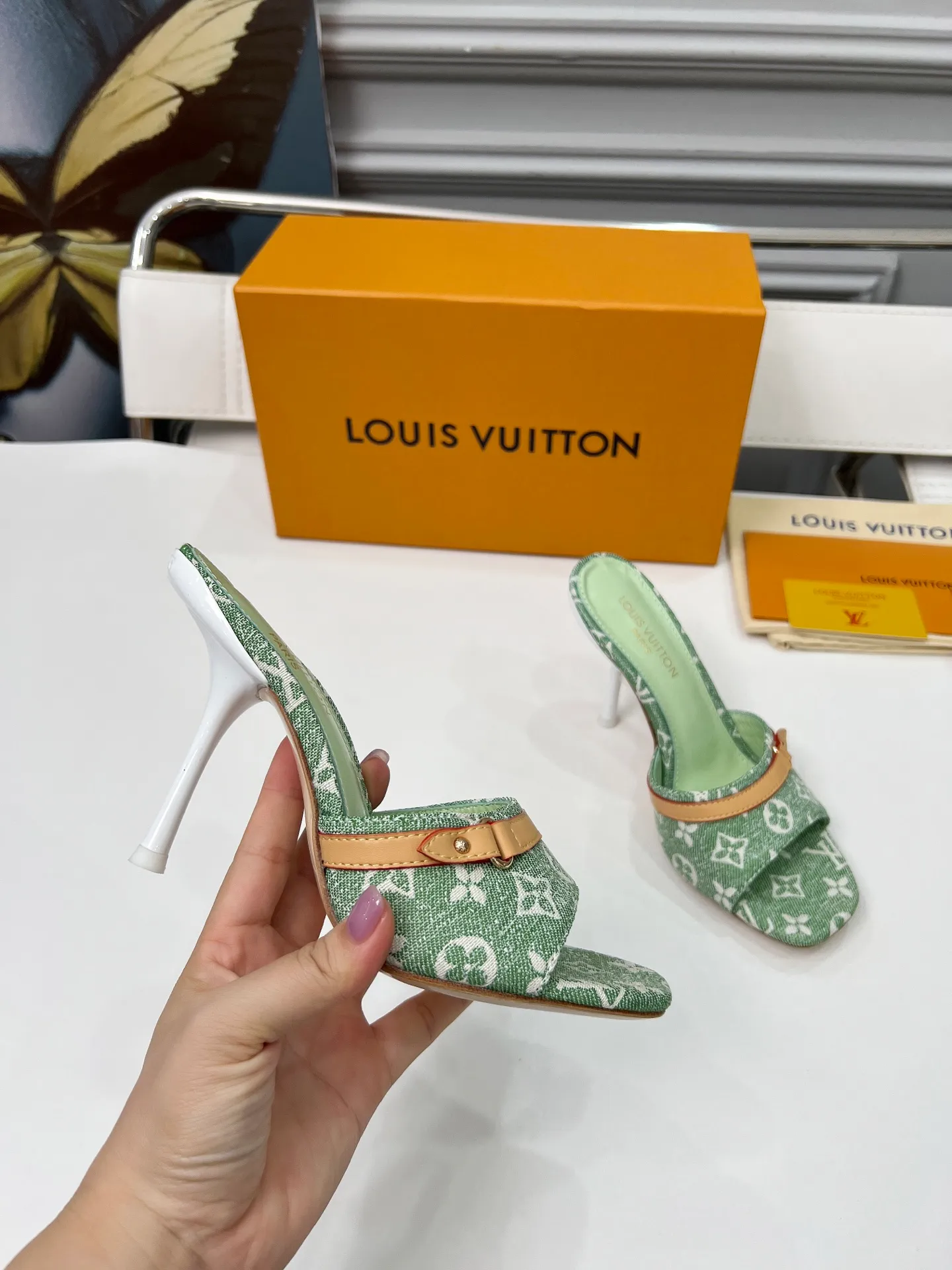 👟👟Ex-factory price 440👟👟 LV new denim kitten heel slippers 2025 summer must-have for goddesses, original replica, super comfortable on the feet. Show off the queen's temperament, the heel height is 9.5CM, which shows your temperament without being tiring. Leather outsole. Standard code: 35-42 (41 and 42 codes are customized, non-returnable and non-exchangeable)